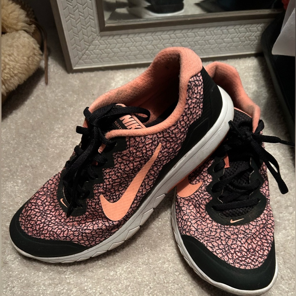 Nike Women's Black and Pink/Coral Running Shoes Size 8